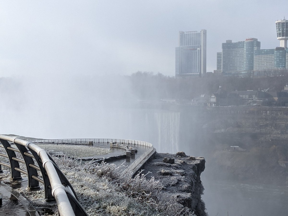 DruTarr's tweet photo. Quick detour on the road trip today to Niagara Falls! You can clearly see how Rainbow Bridge got it's name. Benefits of a winter visit: fewer tourists. Drawbacks: freezing mist. https://t.co/6C2x2S9InH