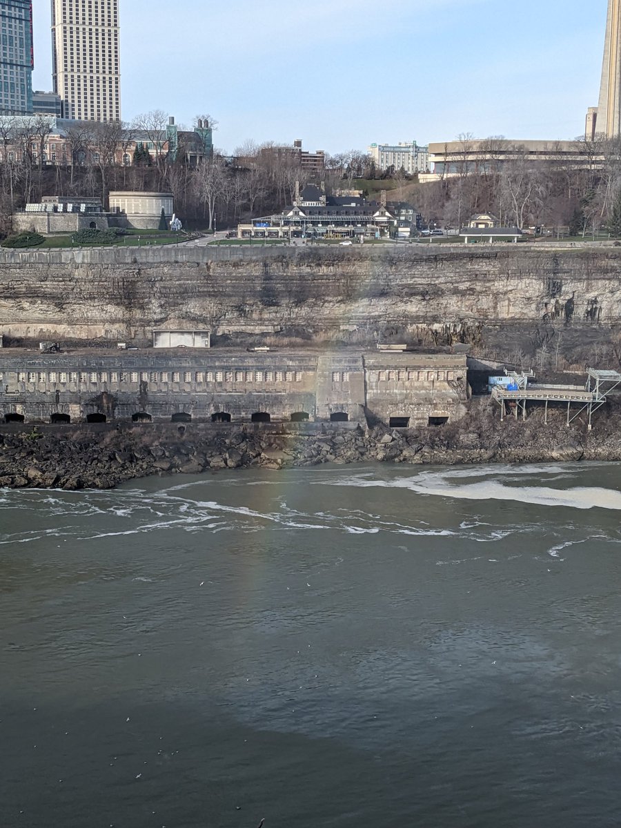 DruTarr's tweet photo. Quick detour on the road trip today to Niagara Falls! You can clearly see how Rainbow Bridge got it's name. Benefits of a winter visit: fewer tourists. Drawbacks: freezing mist. https://t.co/6C2x2S9InH