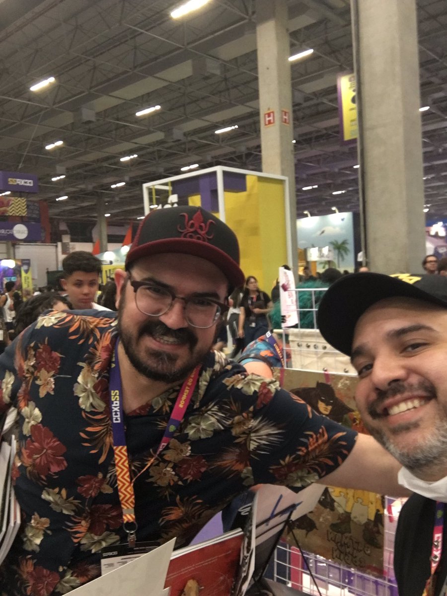 theimmigrantart's tweet photo. Chega junto no ultimo dia de @CCXPoficial . MESA C08, tem@muita coisa legal e cheia de brindes! Parceria com a @ComicsnSign para blank covers maravilhosas! Tem lançamentos especias! #ccxp #artistvalley #art #vaiserepico https://t.co/7EPQ5tczYm