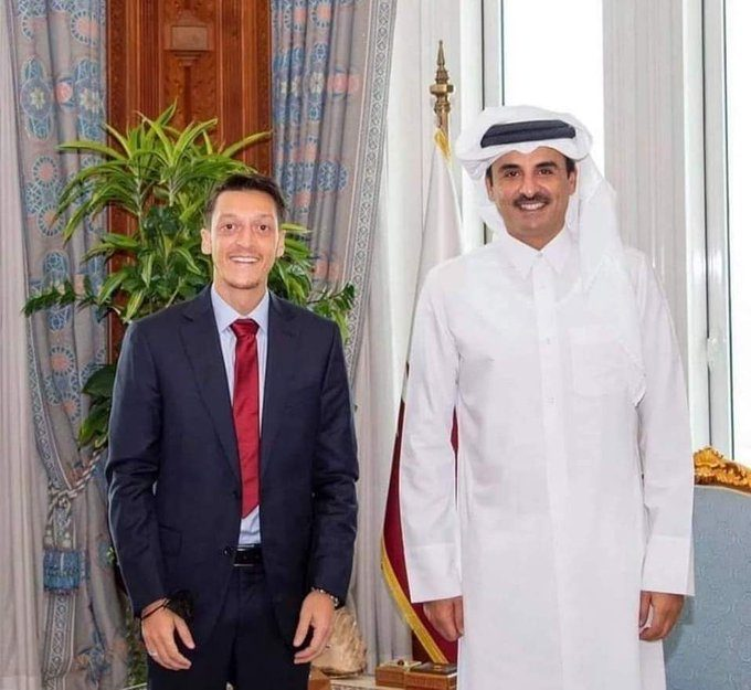 Rsafi03's tweet photo. إشارات خضراء..
استقبله أمس الأمير الشيخ تميم..
عانى من عنصرية الألمان خاصة لما وقف مع مسلمي الإيغور..
"أنا ألماني عندما نفوز ولكن اذا هُزمنا أنا لاجئ.. هكذا انا في عيون الألمان.."
اللاعب التركي مسعود أوزيل. https://t.co/irIk2YrePE