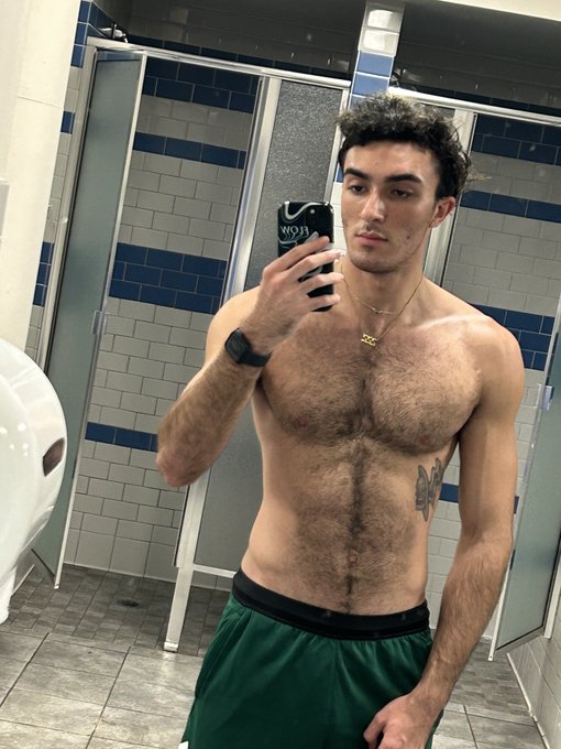 Trying to get bulky this winter. My coat is already grown 🦦 https://t.co/SI6wmzYtys