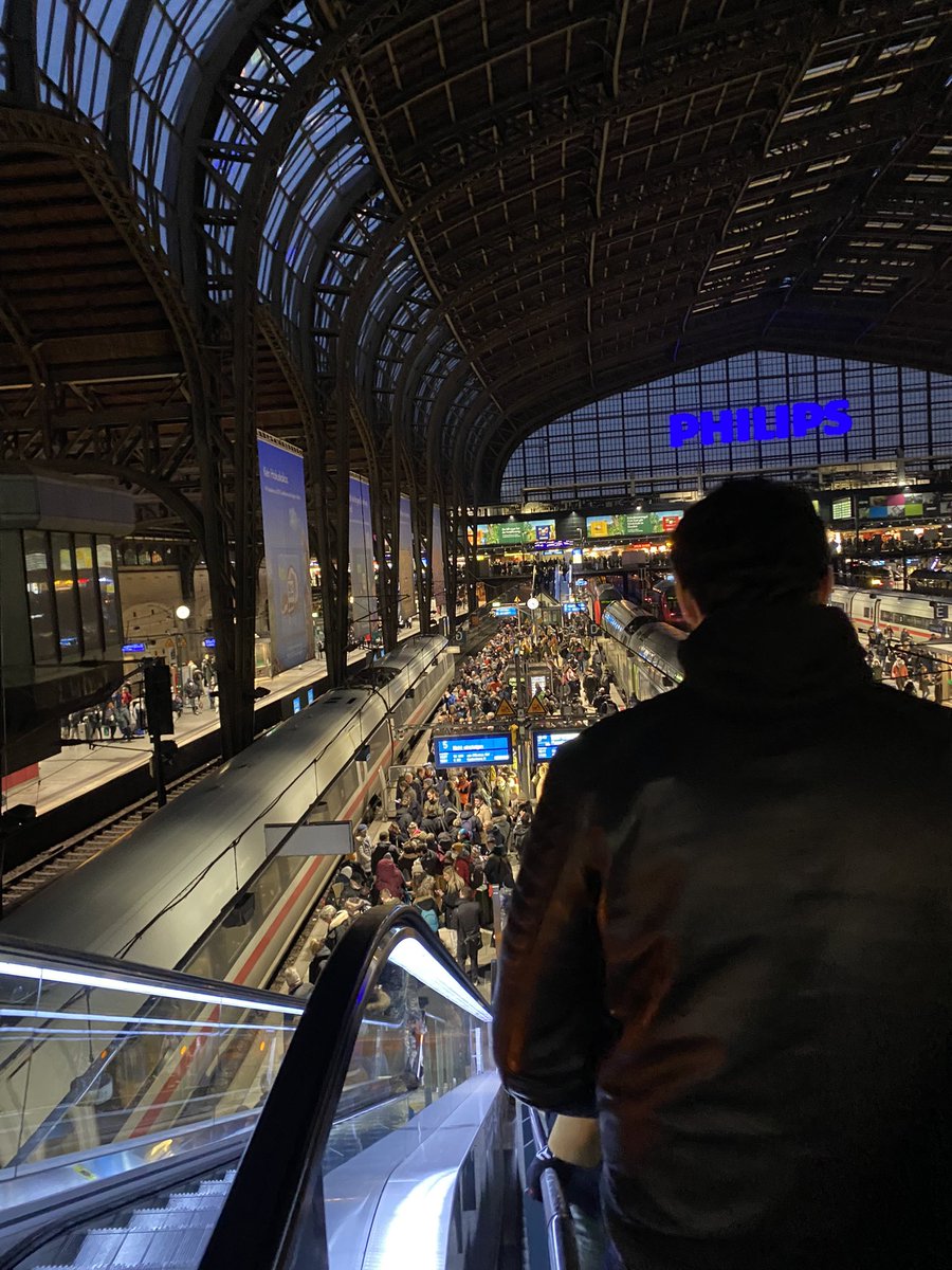 lepettre's tweet photo. Die ICEs Hamburg-Berlin sind so überbucht, dass sie 20-30 Min lang nicht abfahren können. Die Züge fahren nur noch im Schritttempo ein, DB-Personal und Menschen ohne Reservierung sollen wieder raus. Erwachsene Menschen verstecken sich auf dem Klo oder blockieren mit Koffern. https://t.co/20krTWiNJs