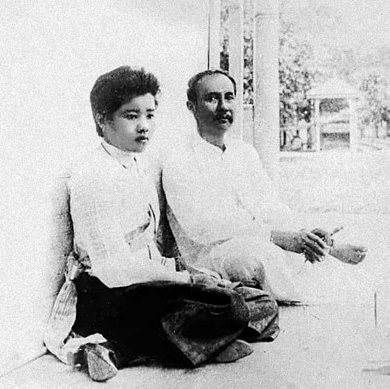 Catter65422769's tweet image. “...พ่อคิดถึงเหลือที่จะคิด ตั้งแต่มายังไม่เคยขาด
สักขณะจิตรเลย รู้สึกขาดไปทุกอย่างจนน้ำตาตกในที่นอนบ่อย ๆ แต่อุ่นใจว่าคนอื่นจะเปนอย่างไร หญิงน้อยของพ่อคงไม่เจ็บด้วย...”

จุฬาลงกรณ์ ปร.

พระราชหัตถเลขาในพระบาทสมเด็จพระจุลจอมเกล้าเจ้าอยู่หัว รัชกาลที่ ๕