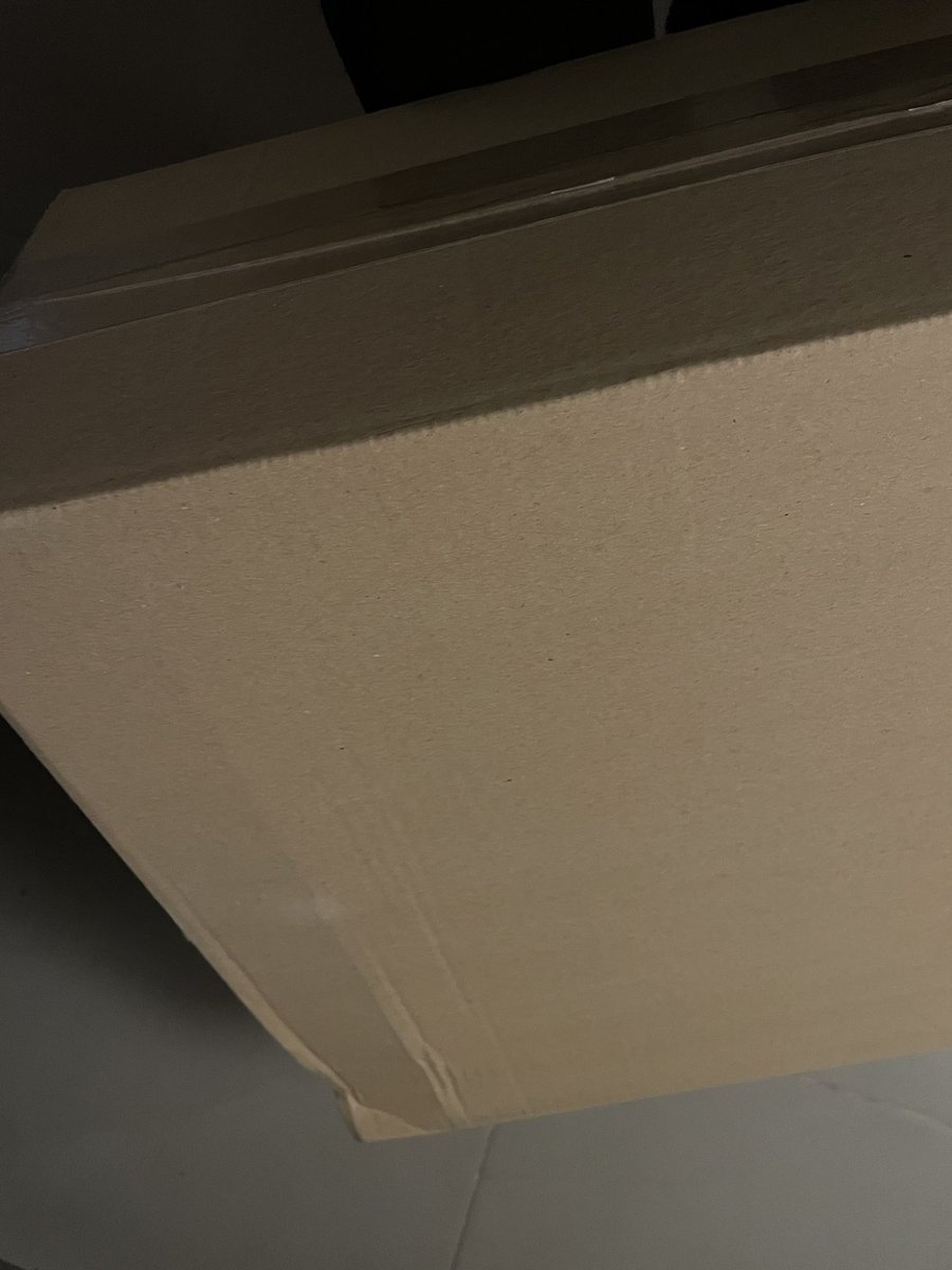 Acabo de recibir un paquete en casa. Nada extraño de no ser porque no he pedido nada. La caja de cartón viene sin remitente así que, intrigado por su contenido, la abro. 

Dentro hay un casete, un Nokia 3310 (el primer móvil que tuve) y la orla de mi clase del instituto. >>>