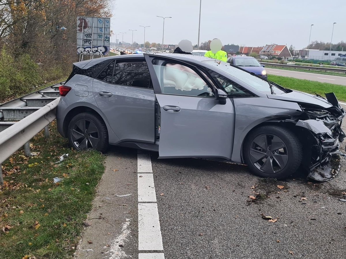 Flinke schade bij ongeval op N246 richting Wormerveer, vermoedelijke veroorzaker rijdt door dlvr.it/SdqVt6