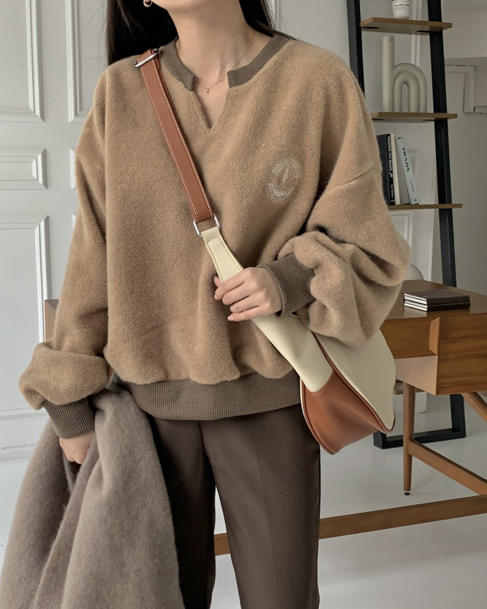 여러분 제가 개이뿌고 유니크하고 뽀송뽀송한 맨투맨 준비할게요