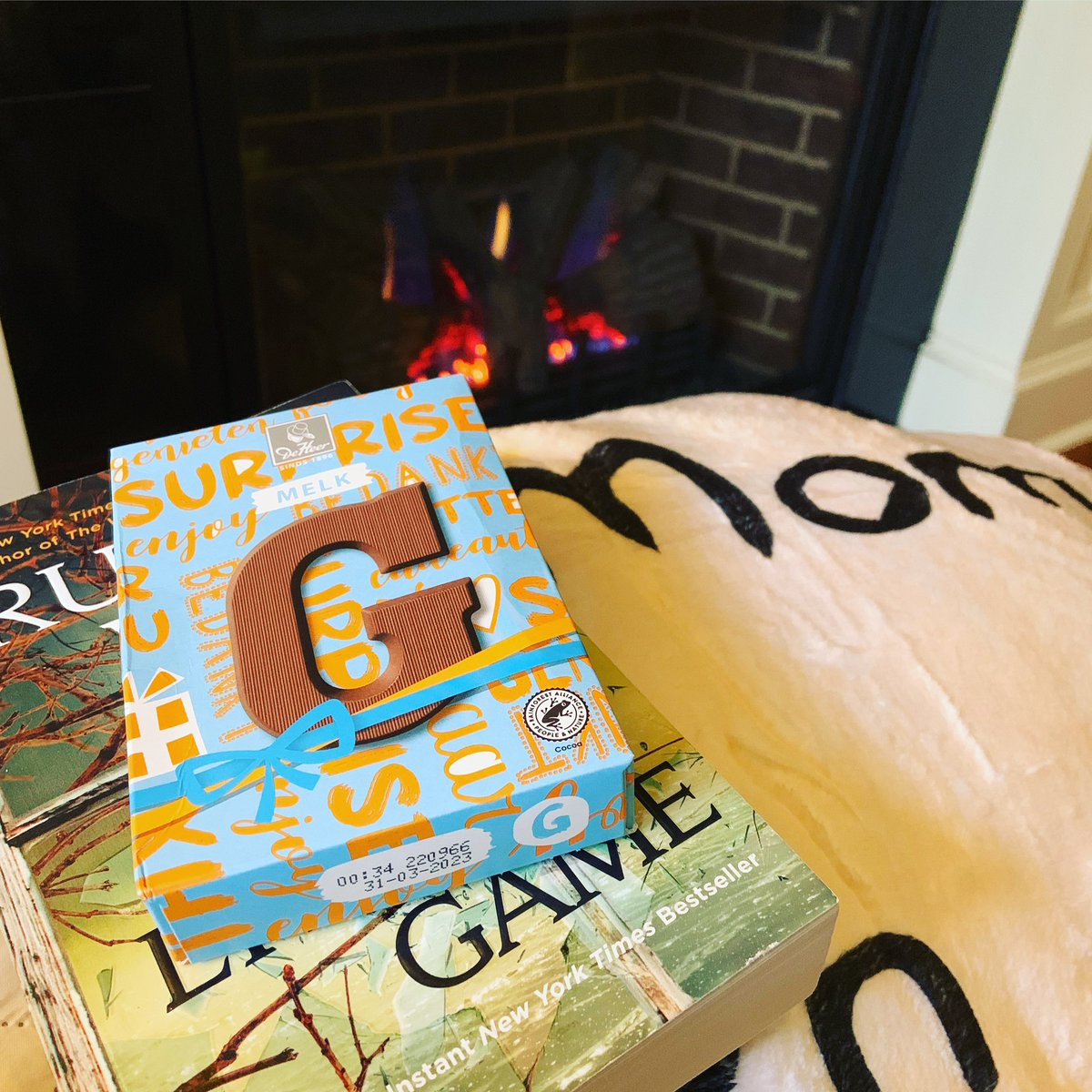 gema_zamarro's tweet photo. A blanket, a book, and a chocolate letter. Perfect Sunday plan! Dankje Sinterklaasje! ❤️#Sinterklass https://t.co/oW57yit1sh