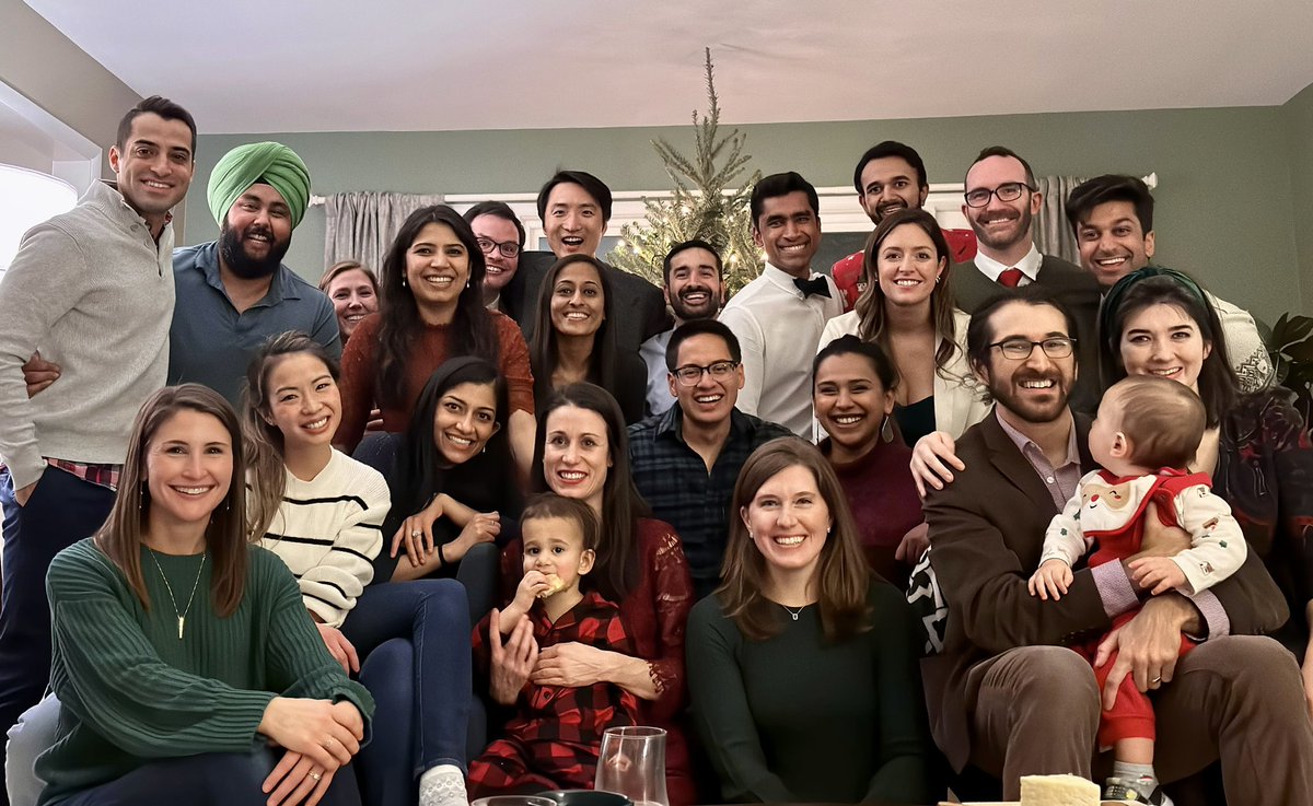 CCFcards's tweet image. HAPPY HOLIDAYS from the CCF Cardiology Fellows! 🎄🎁 

Thank you @abhayjitsingh for hosting the second year fellows at your house last night! #CCFCardsFamily #PGY5