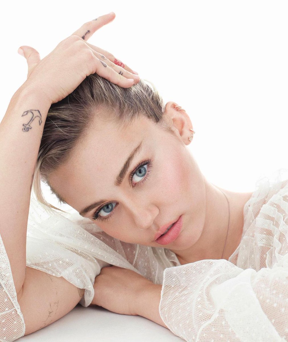 MileyCyrusMC69's tweet photo. Miley Cyrus x Elle USA 2016 ☁️
。
。
。
。
。
@mileycyrus #mileyfan #miley #mileycyrus #mileyraycyrus
#queenmileycyrus #mileyfans #fanaccount #happyhippiefoundation #mileycyrusstyle
#onlymileyspace https://t.co/SC5XrmHkgJ