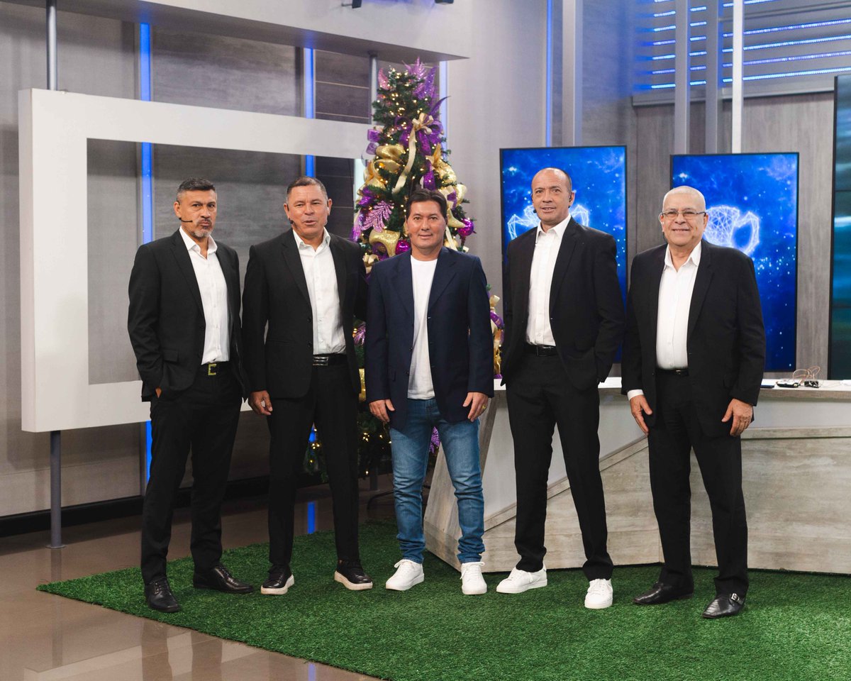 leyendasonline's tweet photo. Hoy recibimos una visita de lujo: el gran @pacoesteche 

Charlamos del título de Olimpia y también de lo que va dejando Qatar 2022 🏆

Nos encontramos de nuevo el próximo domingo en #LeyendasPorGEN https://t.co/E4ZO917hA0