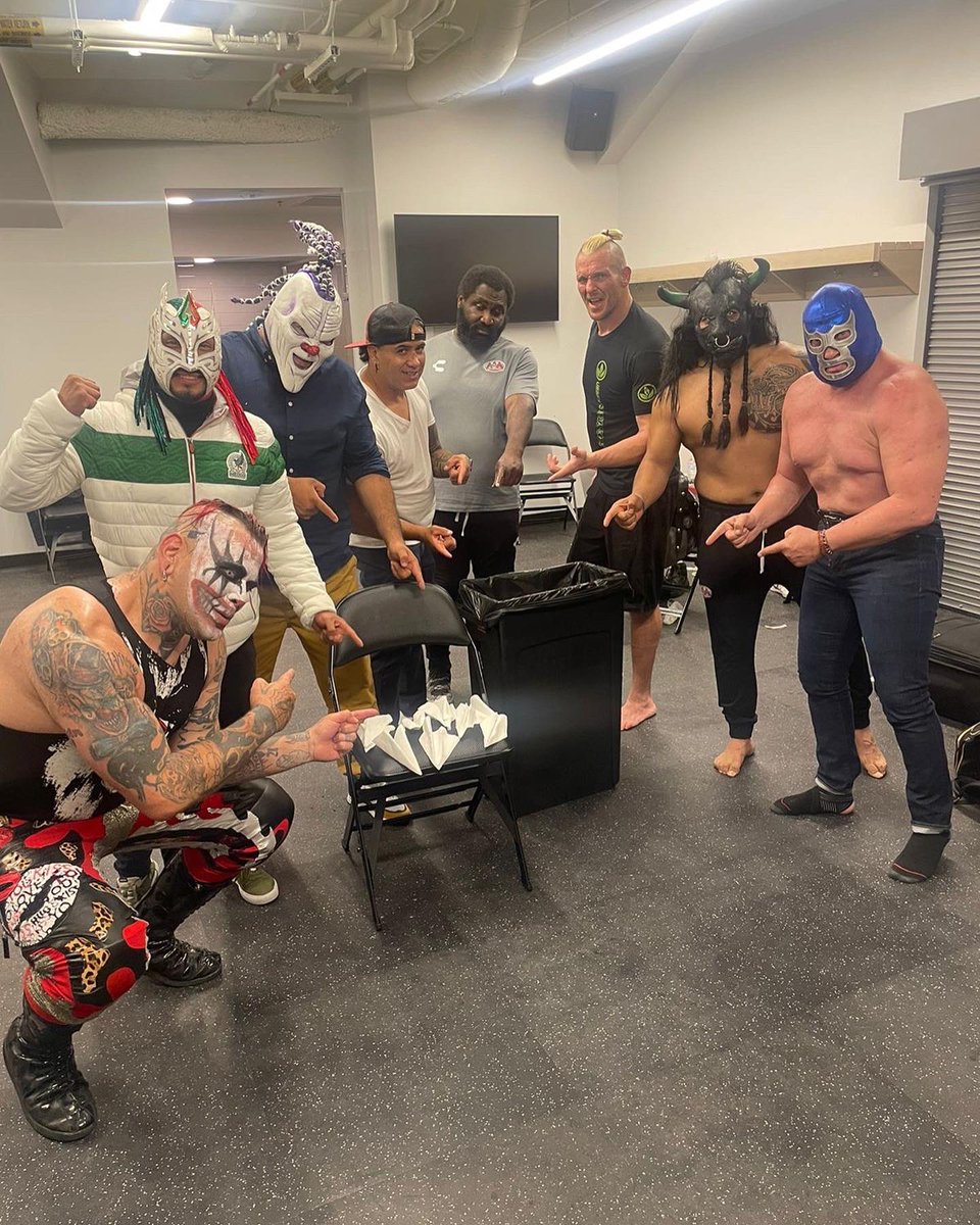 dave_clown's tweet photo. Con qué Japón dejo el vestidor muy limpio y aparte dejo origami ???? Inmediatamente nosotros 🤣 viva México !!!! https://t.co/JR8pvUX7yo