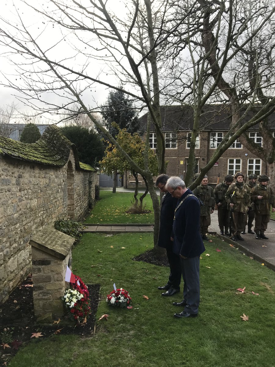 PLinManchester's tweet photo. 🇵🇱Standard bearers,🇵🇱⚜️scouts and First2⃣Fight living history group assisted the ceremony of wreath laying on the 1⃣Independent Parachute Brigade memorial in Stamford.
💐Wreath was laid by Mayor of Stamford David Taylor and CG Michał Mazurek.
#SosabWeek https://t.co/lEbEPJTFiu