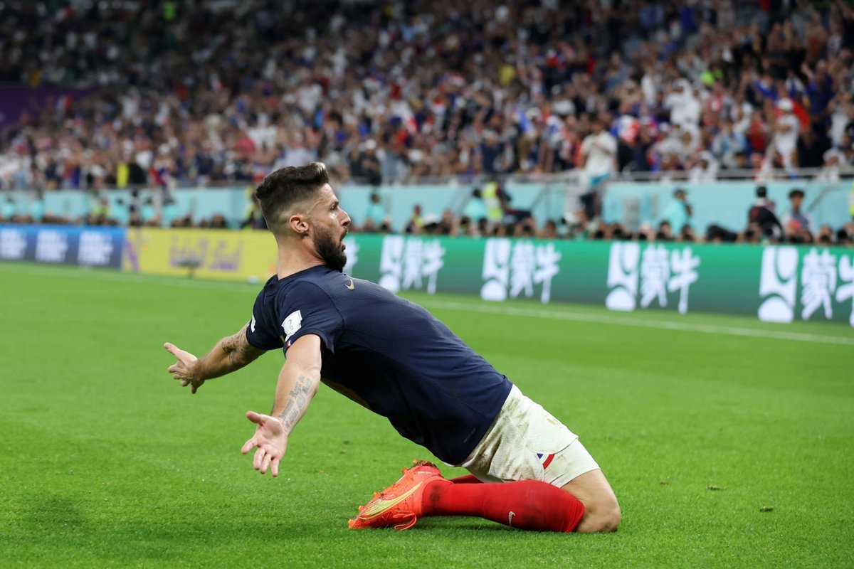🚨 C'est officiel, grâce à son ouverture du score face à la Pologne ce dimanche en 1/8ème de finale de la Coupe du Monde, Olivier Giroud devient le meilleur buteur de l’histoire de l’Équipe de France. Avec 52 buts, il dépasse Thierry Henry ! 👏⚽🇫🇷 (via ActuFoot)