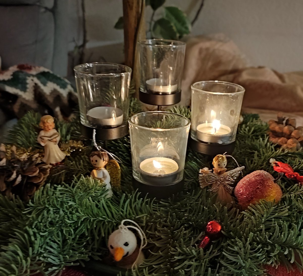 staphblog's tweet photo. Engelchen - Grüße zum 2.Advent 💫 aus meiner unfreiwilligen Twitter - Pause.
Entsetzlich, was hier und anderswo geschieht.
Cui bono? #twitter #stophate nicht #Meinungsfreiheit #staphblog https://t.co/Yz8yNH1EZB