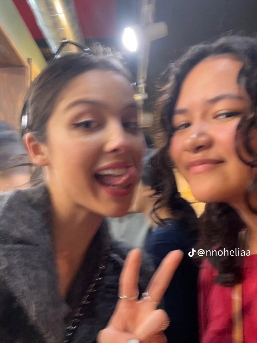 filesrodrigo's tweet photo. olivia rodrigo with a fan recently 🤍 https://t.co/kuosIU424x