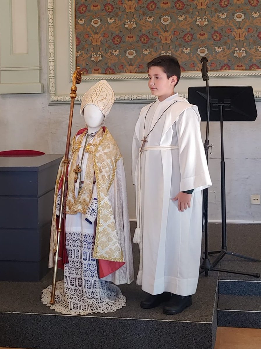 La <a href="/EscolaniaBurgos/">PueriCantoresBurgos</a> ya tiene nuevo Obispillo 2022, se llama Jorge Hernández Miguel, estudia 5º de Primaria en el colegio San Pedro y San Felices y tiene 10 años. Le acompañarán Mateo Cerdá Esteban cómo Vicario, y Rubén García Barbero como Secretario. Enhorabuena a los tres!