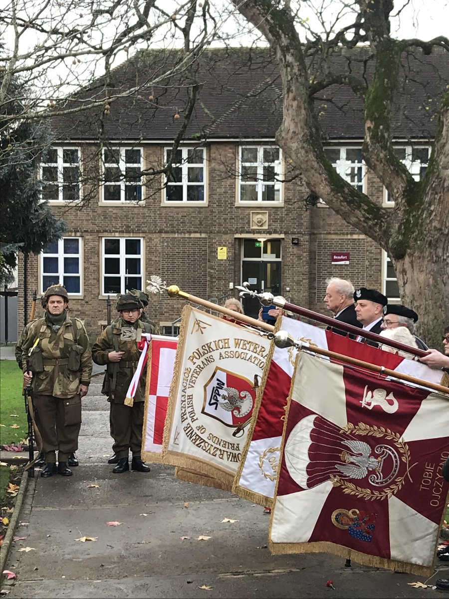 PLinManchester's tweet photo. 🇵🇱Standard bearers,🇵🇱⚜️scouts and First2⃣Fight living history group assisted the ceremony of wreath laying on the 1⃣Independent Parachute Brigade memorial in Stamford.
💐Wreath was laid by Mayor of Stamford David Taylor and CG Michał Mazurek.
#SosabWeek https://t.co/lEbEPJTFiu