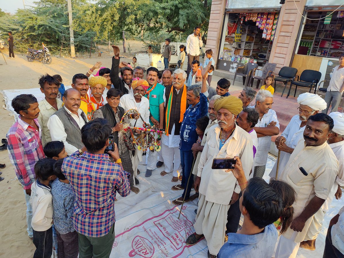 BaytuBalaram's tweet photo. राजस्थान कांग्रेस सरकार के कुशासन, भ्रष्टाचार व अत्याचार के खिलाफ बायतु विधानसभा क्षेत्र के गाँव पनावड़ा में जन आक्रोश यात्रा पंहुचने पर गांवसियो ने रथ का स्वागत किया और इस अवसर गाँव में आयोजित एसटी चौपाल को संबोधित किया।
#JanAakroshYatra
#BaytuBalaRam https://t.co/2QJkjr3KiQ
