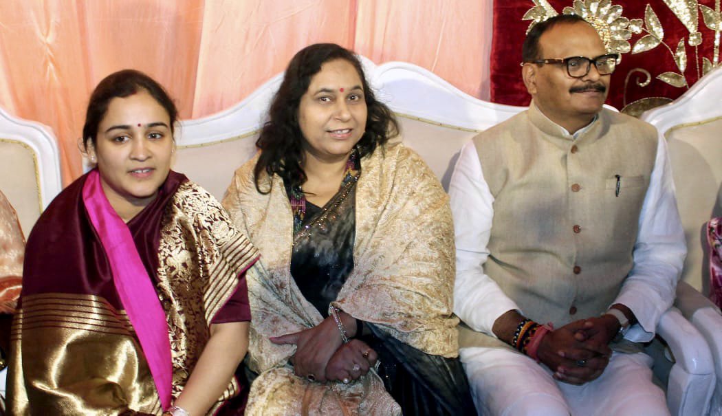 विवाह समारोह में सम्मिलित होकर वर-वधु को उनके उज्जवल एवँ सुखमय दाम्पत्य जीवन की शुभकामनायें दिया | इस मांगलिक अवसर पर केन्द्रीय रक्षा मंत्री आदरणीय श्री <a href="/rajnathsingh/">Rajnath Singh</a> जी, उपमुख्यमंत्री श्री <a href="/brajeshpathakup/">Brajesh Pathak</a> जी एवँ जम्मू कश्मीर के उपराज्यपाल श्री <a href="/manojsinha_/">Manoj Sinha</a> जी की  उपस्थिति रही I