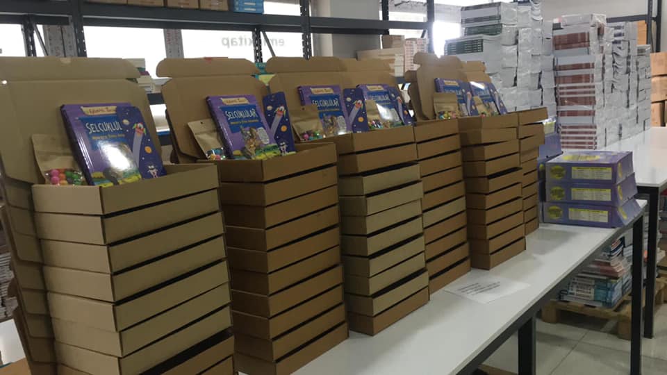 Bir sınıfımızın tamamı için ara tatil hediyemiz hazır.  Kitabımız her öğrenci için özel kutulara konuldu, yanlarına hediye olarak çikolatalı leblebi ve ayraç eklendi.Bakalım şanslı öğretmenimiz kim olacak? Katılım için paylaşımı beğenmeniz yeterli. Son katılım: 31 Aralık 2022.