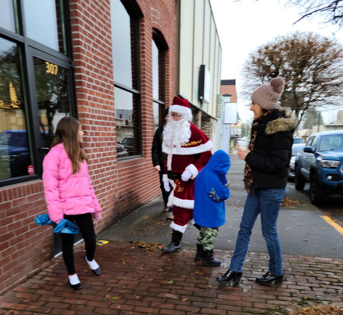 PeterAbbarno's tweet photo. It was a lot of fun filling in for the "Big Guy" in #Chehalis at the @ChamberWay Santa Parade!! Thank you to all the organizers, volunteers at the City of Chehalis and Chamber, and all the parade entries. #ChehalisWA #SanataParade https://t.co/npPN8LpbPu