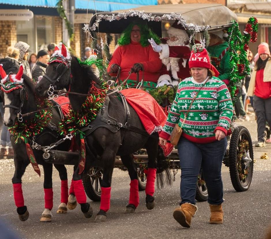 PeterAbbarno's tweet photo. It was a lot of fun filling in for the "Big Guy" in #Chehalis at the @ChamberWay Santa Parade!! Thank you to all the organizers, volunteers at the City of Chehalis and Chamber, and all the parade entries. #ChehalisWA #SanataParade https://t.co/npPN8LpbPu