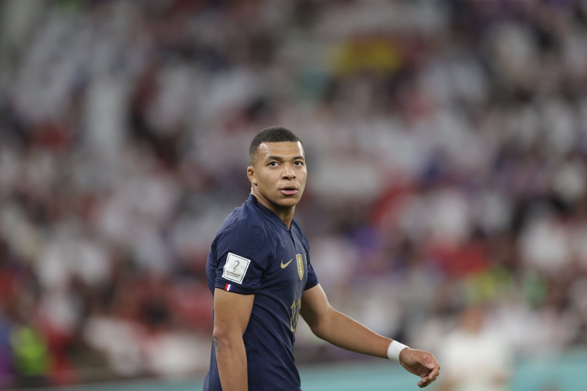 🇫🇷 Lunaire ce joueur. 

#FRAPOL | #FIFAWorldCup