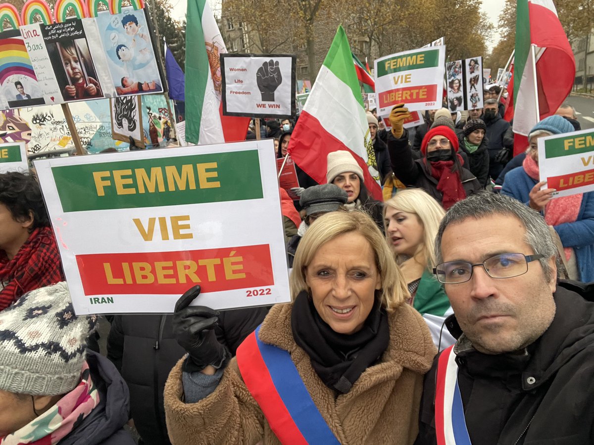 Fr_Bechieau's tweet image. Même sans foulard et police des mœurs, le peuple iranien ne veut plus de dictature islamique des mollahs en #Iran ! Forte mobilisation ce #dimanche à #Paris pour l’Iran de demain, démocratique et laïque ! #IranRevolution2022 #IranRevoIution #FemmeVieLiberte @AssoHoma @mamadporii