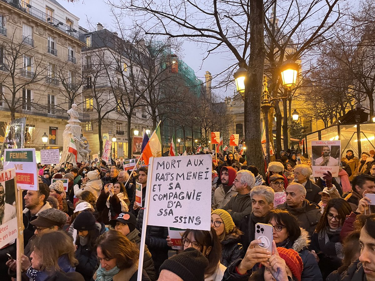 Fr_Bechieau's tweet image. Même sans foulard et police des mœurs, le peuple iranien ne veut plus de dictature islamique des mollahs en #Iran ! Forte mobilisation ce #dimanche à #Paris pour l’Iran de demain, démocratique et laïque ! #IranRevolution2022 #IranRevoIution #FemmeVieLiberte @AssoHoma @mamadporii