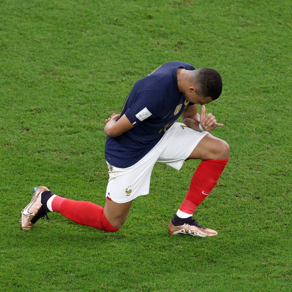 433's tweet photo. ICONIC 🌟🇫🇷 https://t.co/7yzMz6EdlU