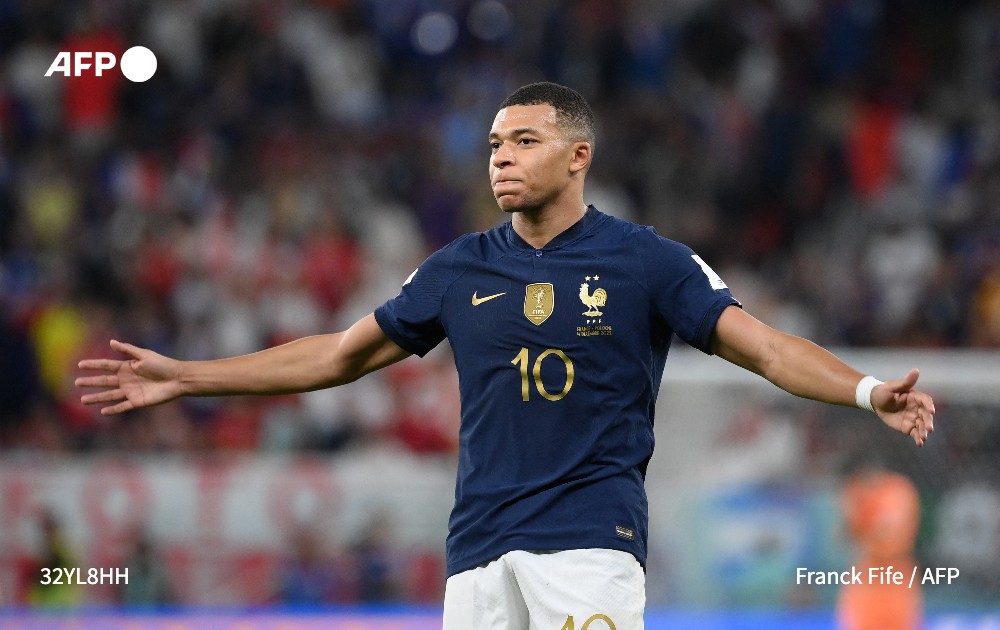 afpfr's tweet photo. #Qatar2022 La France mène 2 à 0 face à la Pologne en 8e de finale grâce à un 2e but signé Kylian Mbappé d’une superbe frappe (74). Il s’agit du 4e but de l’attaquant en 4 matches depuis le début de la Coupe du monde #FRAPOL #AFP https://t.co/LGsbtNnPPs