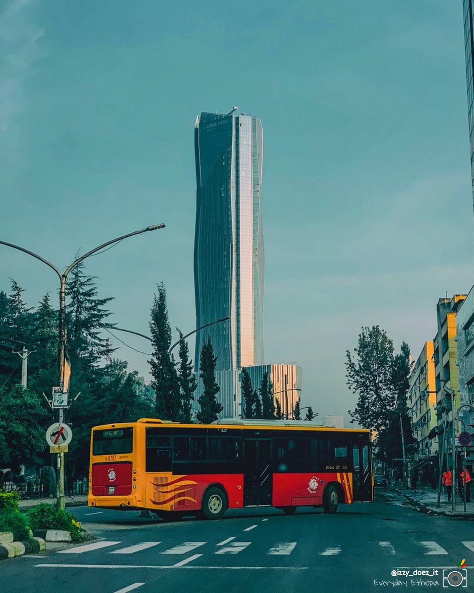 🛑 𝔑𝔢𝔵𝔱 🅢🅣🅞🅟 🚎🚶 • አ ዲ ስ አ በ ባ • #Streets 📸 #Gihon #AddisAbaba #Ethiopia 🇪🇹 °°° Follow ➡️ @EverydayEthio ⬅️ 💯 #photooftheday #streets #architecture #EverydayEthiopia (Credits: @izzy_doez_it )