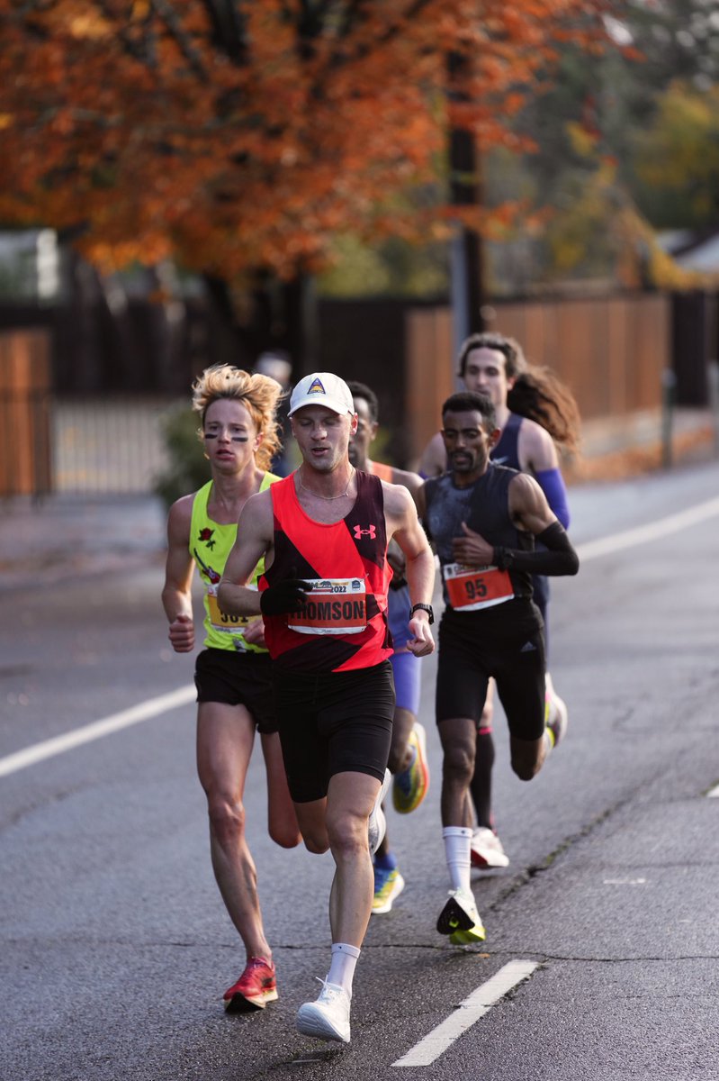 macfleet's tweet image. New race leader Jacob Thomson is squeezing the field! Futsum and Goddard also looking comfortable! Just passed mile 20 #CIM #runCIM #usatf