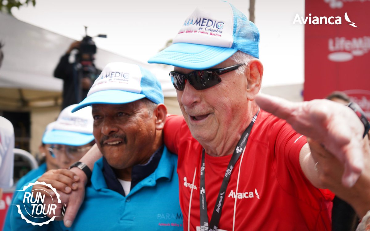 avianca's tweet photo. La felicidad de correr con León, 🎖️ un piloto retirado que pasó de llevar a nuestros viajeros en sus alas 👨🏼‍✈️ a competir por los que más lo necesitan. ¡El mejor cierre para las 6.2 millas del #RunTour2022! 😍 https://t.co/sbYqi5KXJU
