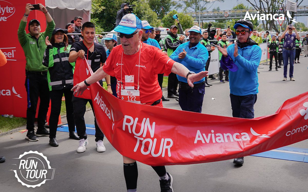 avianca's tweet photo. La felicidad de correr con León, 🎖️ un piloto retirado que pasó de llevar a nuestros viajeros en sus alas 👨🏼‍✈️ a competir por los que más lo necesitan. ¡El mejor cierre para las 6.2 millas del #RunTour2022! 😍 https://t.co/sbYqi5KXJU