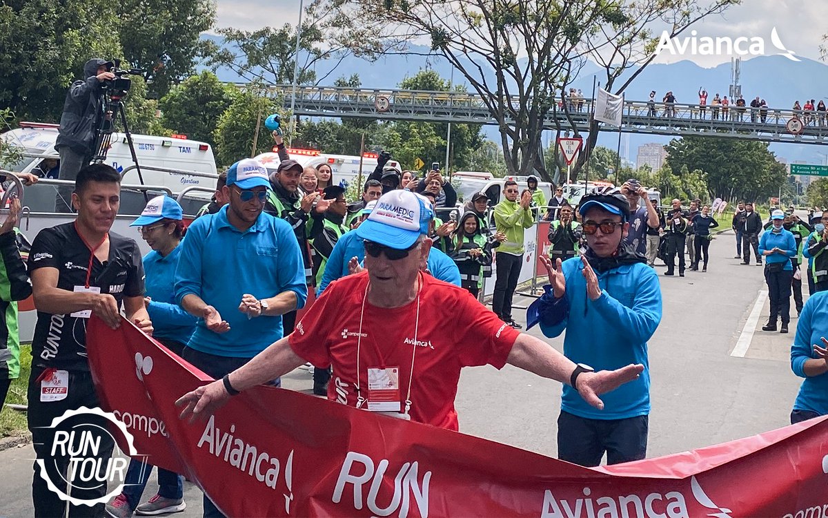 avianca's tweet photo. La felicidad de correr con León, 🎖️ un piloto retirado que pasó de llevar a nuestros viajeros en sus alas 👨🏼‍✈️ a competir por los que más lo necesitan. ¡El mejor cierre para las 6.2 millas del #RunTour2022! 😍 https://t.co/sbYqi5KXJU