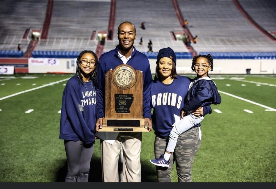 JayMeadors's tweet photo. Congrats @alucas80 and @PABruinFootball 6A State Champs !
Proud to see my @RazorbackFB brother leading young men and winning the right way. #Jets4Life https://t.co/71Wc3nLeWk