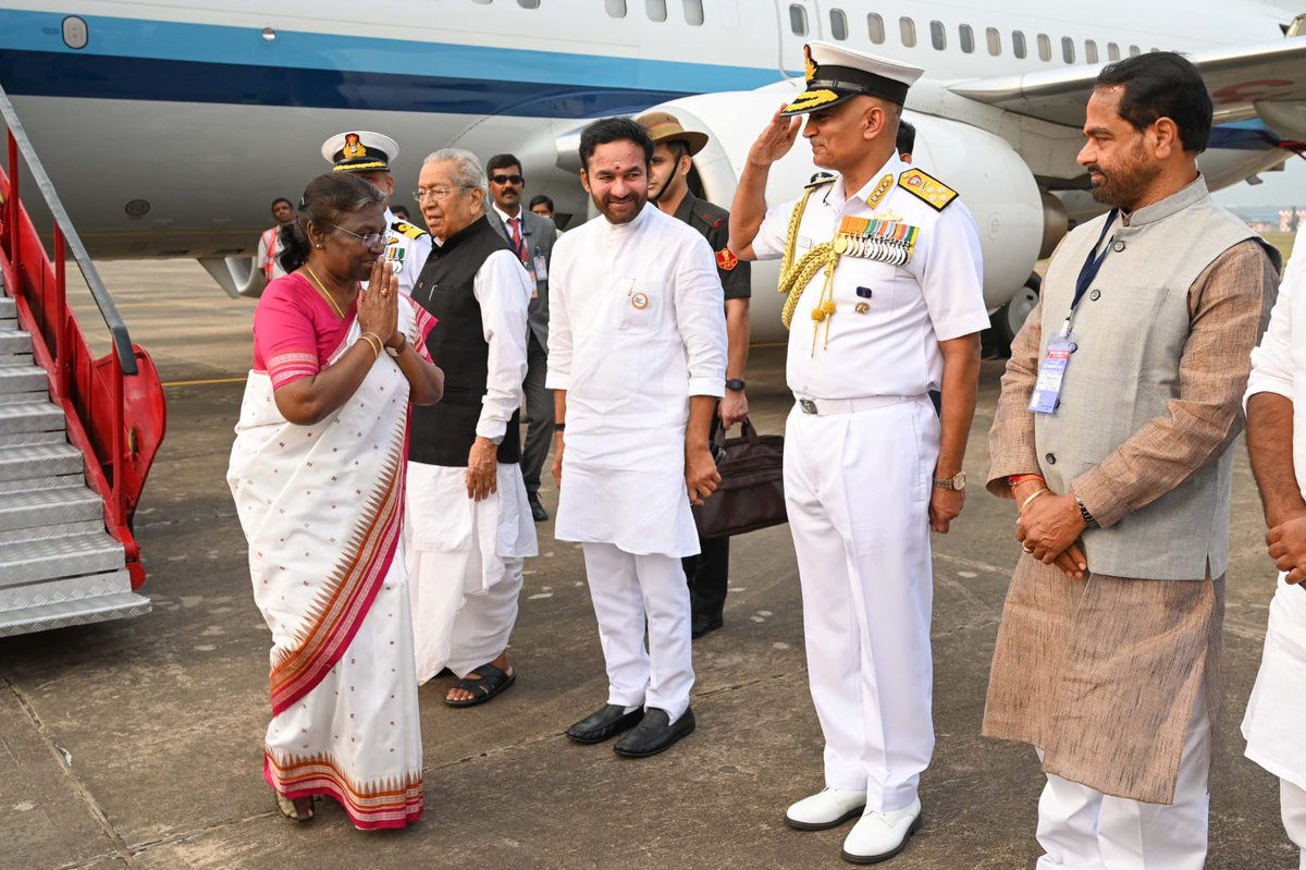 IN_HQENC's tweet image. #NavyDay 
Shrimati Draupadi Murmu , the Hon'ble President of India arrived at #INSDega for attending the #NavyDay  Celebrations at #Visakhapatnam . The Hon'ble President was given a ceremonial guard of honour by a 150 men Naval Guard at the Air Station.