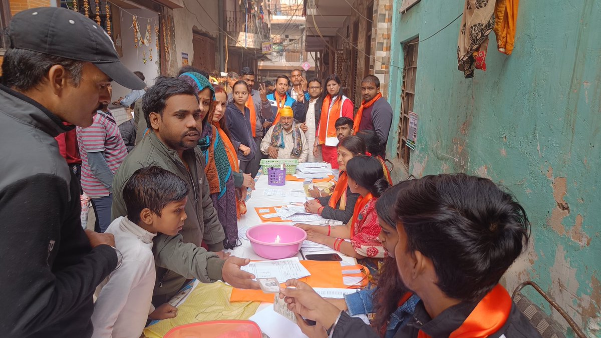 RawalAshi's tweet photo. दिल्ली का भाग्य विधाता,
नगर निगम चुनाव का मतदाता।
राष्ट्रहित की पार्टी भाजपा पार्टी 🚩
बूथ जीता चुनाव जीता ✌️
मेरा बूथ सबसे मज़बूत 💪
#MCD_में_भाजपा
#HarGharBhajpa #mcdelection2022 #bjpinmcd @narendramodi @adeshguptabjp @BJP4India @BJP4Delhi https://t.co/uyhpky0y6J