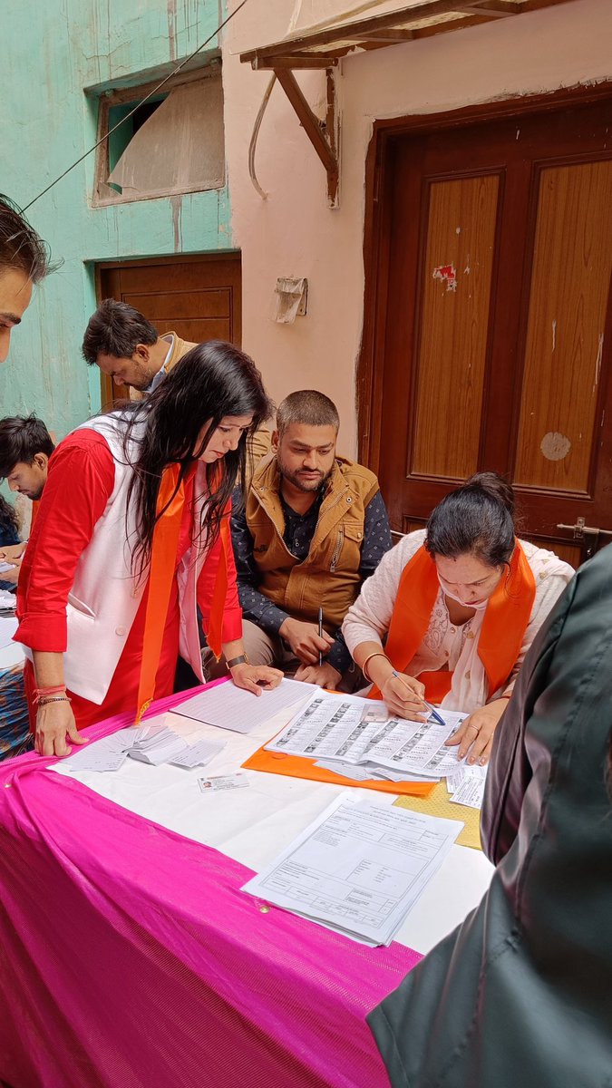 RawalAshi's tweet photo. दिल्ली का भाग्य विधाता,
नगर निगम चुनाव का मतदाता।
राष्ट्रहित की पार्टी भाजपा पार्टी 🚩
बूथ जीता चुनाव जीता ✌️
मेरा बूथ सबसे मज़बूत 💪
#MCD_में_भाजपा
#HarGharBhajpa #mcdelection2022 #bjpinmcd @narendramodi @adeshguptabjp @BJP4India @BJP4Delhi https://t.co/uyhpky0y6J