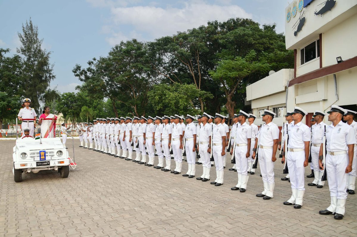 IN_HQENC's tweet image. #NavyDay 
Shrimati Draupadi Murmu , the Hon'ble President of India arrived at #INSDega for attending the #NavyDay  Celebrations at #Visakhapatnam . The Hon'ble President was given a ceremonial guard of honour by a 150 men Naval Guard at the Air Station.