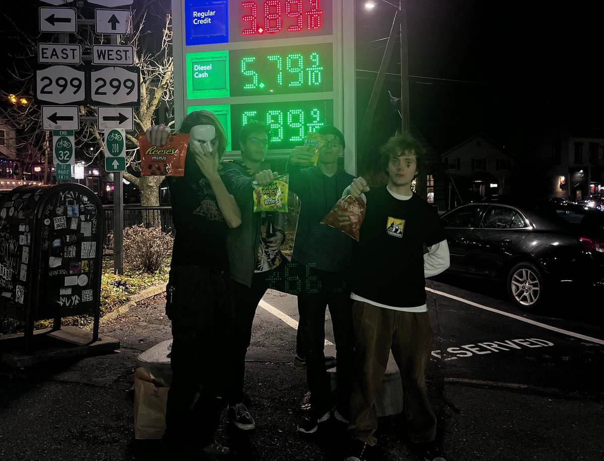 slow_daydream's tweet photo. We are a band https://t.co/B7RrRg4dlj