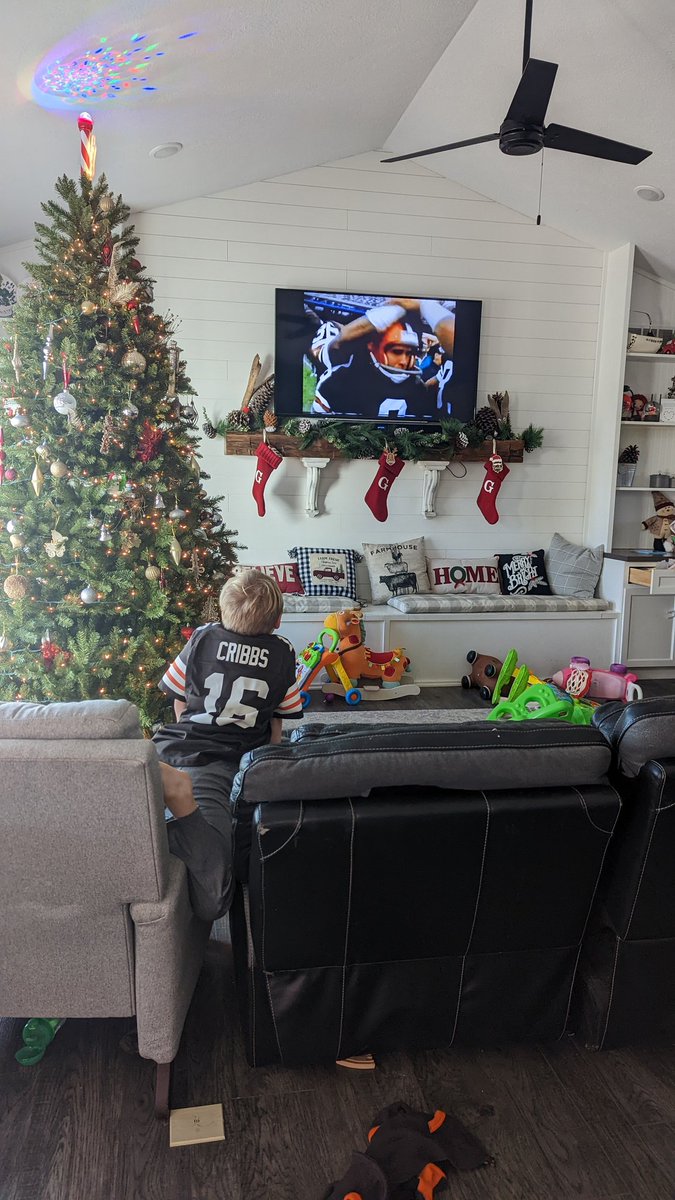 Higgs4840's tweet photo. Kid's getting ready. #Browns https://t.co/vB9x90sWJK