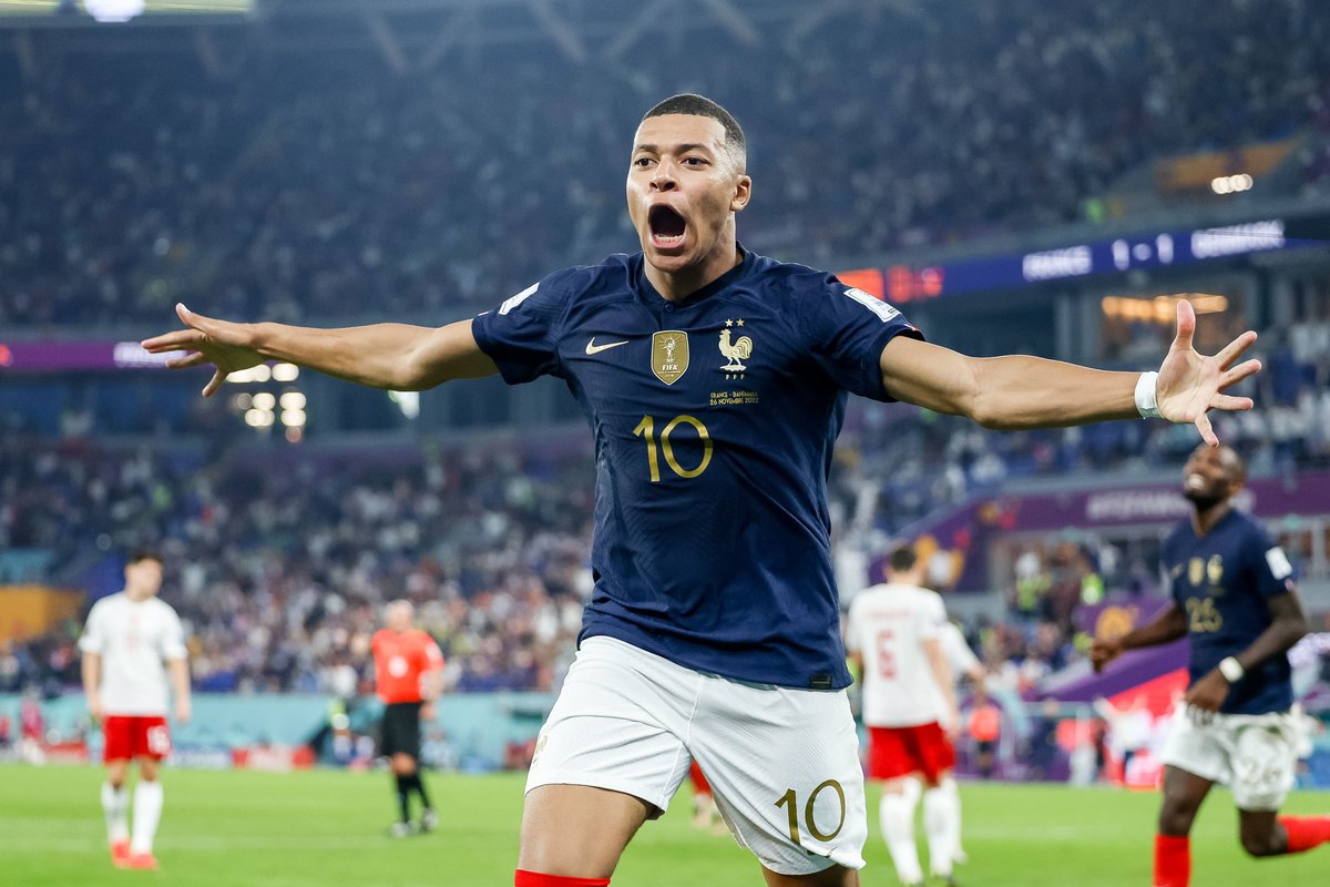 ActuFoot_'s tweet photo. 🔝 Meilleur buteur de Ligue 1

🔝 Meilleur buteur en Ligue des Champions

🔝 Meilleur buteur en Coupe du monde

MONSIEUR KYLIAN MBAPPÉ. https://t.co/5K4oblUr0p