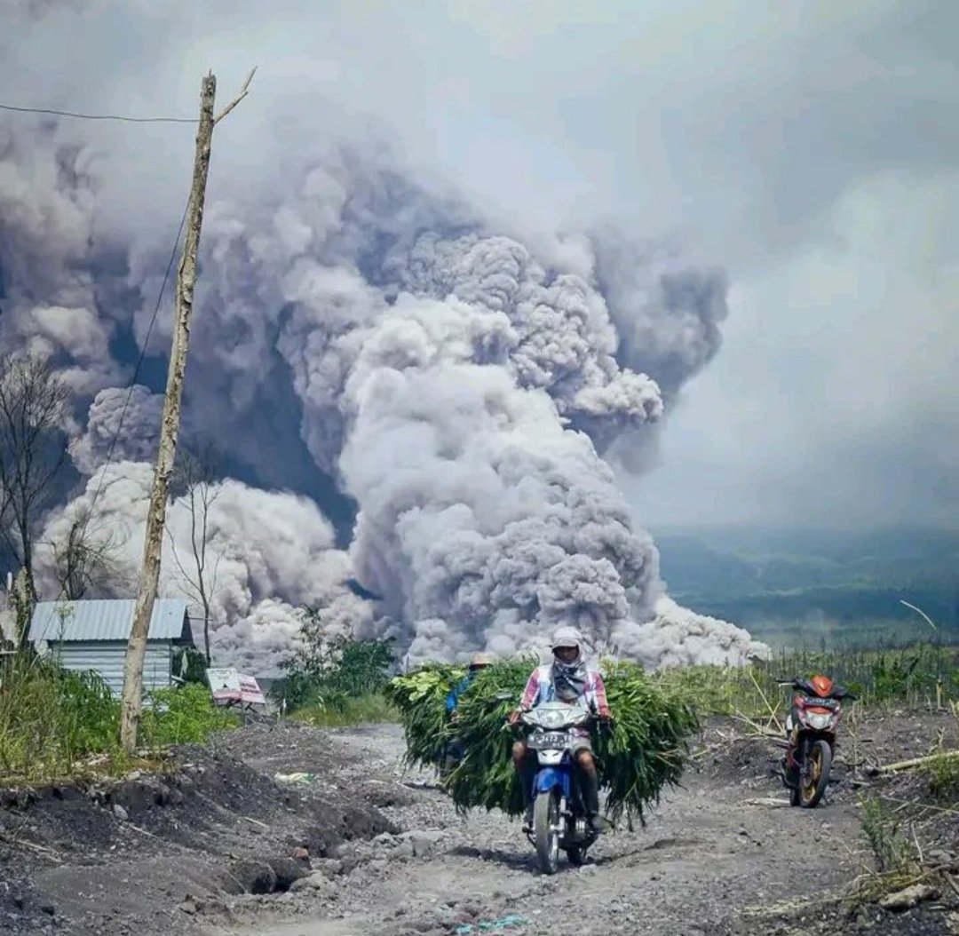 The traumatic wound of losing our property a year ago has not healed, why does it have to happen again? #PrayForSemeru #GunungSemeru2022 #Jawatimur #Semerumeletus