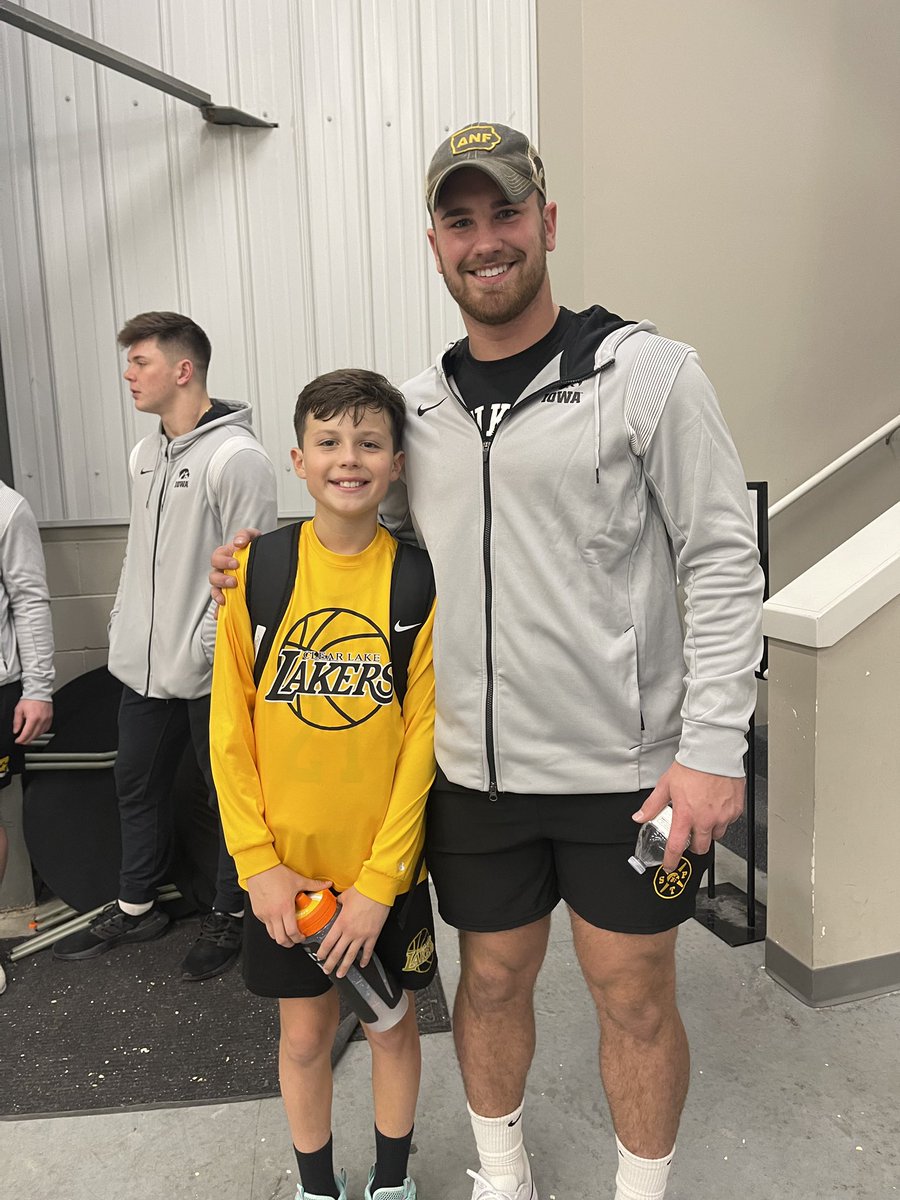 CoachAaronStens's tweet photo. As always @HawkeyeFootball first class people! Thank you @TwedtZach @joey_labas12 @karson_sharar @zach_brand1 for showing up to Tate’s game last night! Good luck with your bowl prep! Hawkeyes always do it right, fantastic young men in the program!
#gohawks 
#golions https://t.co/5dod8BfkY5