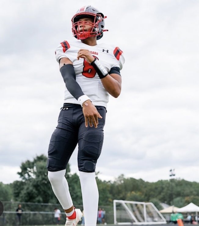 aka_themamba's tweet photo. Quince Orchard’s Savan Briggs not only finished 28-0 as the Cougars starting quarterback, but he set both MPSSAA single-season completion percentage (70.31%) and career completion percentage (69.3%) records, and threw 40 touchdowns versus only three interceptions in 241 attempts. https://t.co/PkTIl7RQxD
