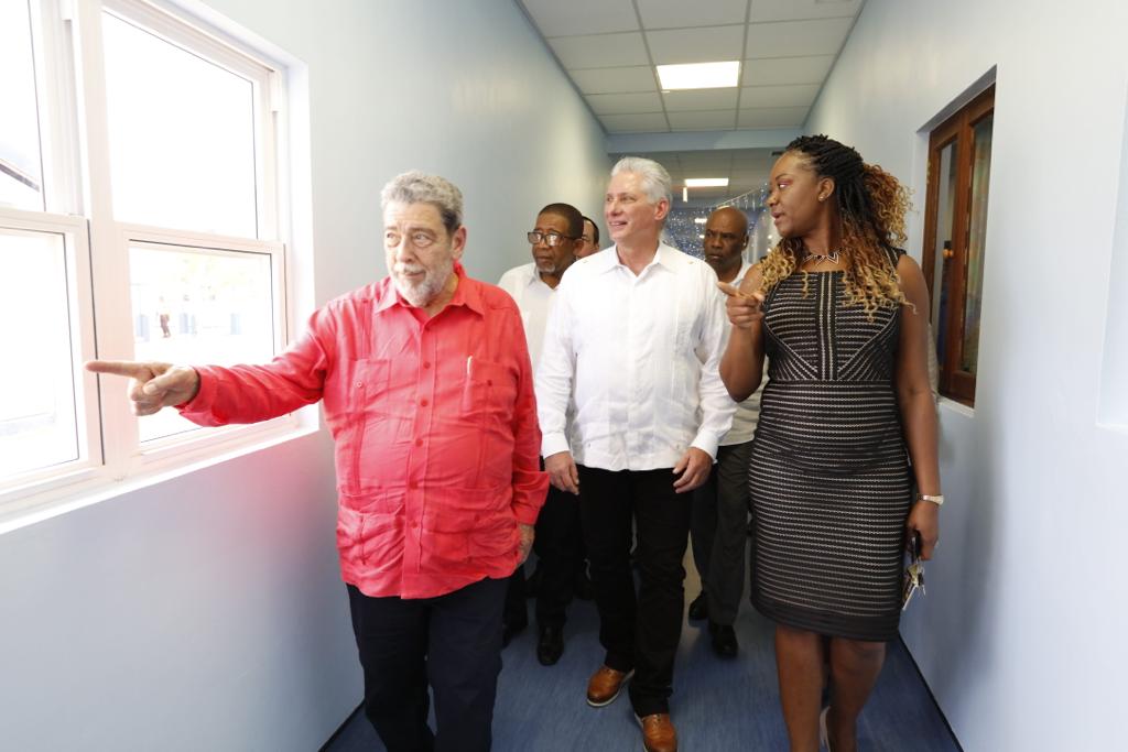 Un sueño del Comandante en Jefe hecho realidad es el Centro Médico y de Diagnóstico que visitamos en Georgetown. 

En esta moderna institución sanitaria, fruto de la cooperación y la amistad, laboran colaboradores cubanos de la salud junto a colegas sanvicentinos. #SomosCaribe