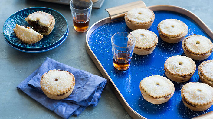 Passionflower99's tweet photo. @Liam_Ball92 Make some mince pies and have a shot of brandy, watch a film and put your feet up...
#Christmas #relax #forgeteverything #SundayBrunch https://t.co/evRBlKzogC