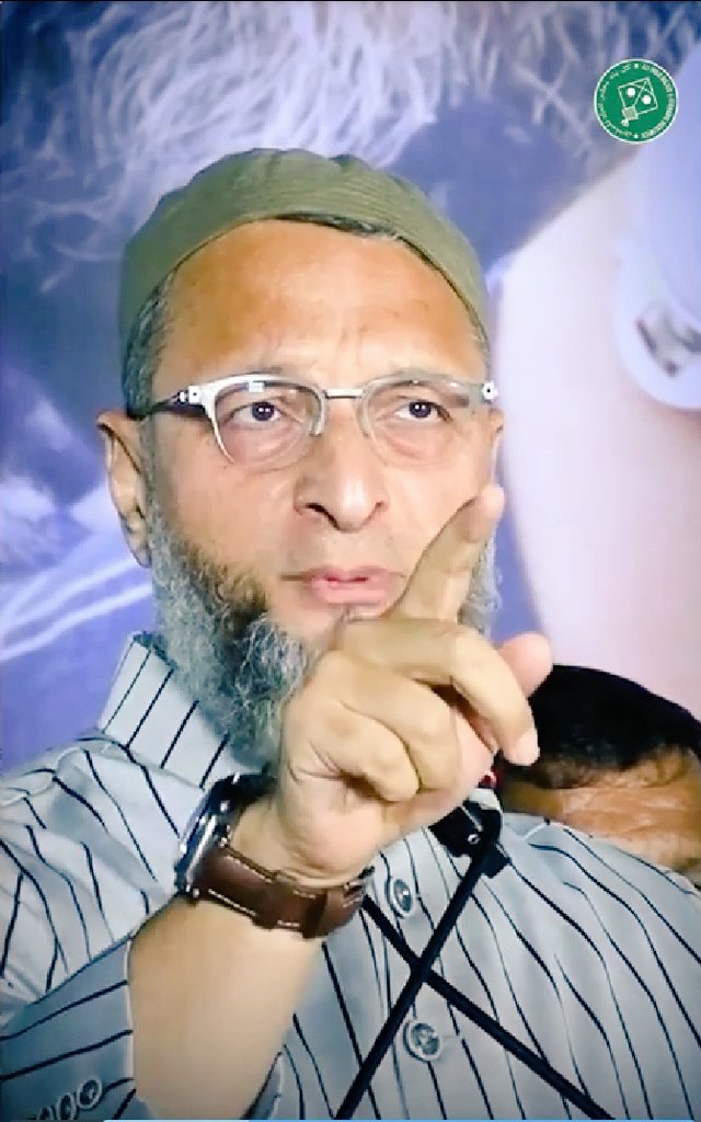 AbdulelahShira2's tweet photo. इन ढोंगी सेक्युलर पार्टियों को @asadowaisi से नफ़रत नहीं है मुसलिम लीडरशिप से नफ़रत है ताकि कोई बड़ा मुसलिम लीडर ना बन पाए
उदहारण 
आजम खां ''अतीक अहमद''मुख्तार अंसारी'' डॉ शहाबुद्दीन 
गुजरात वालों याद रखना .🙏
#VoteForKite   #5_december 
#GujaratElection2022 https://t.co/4Hvnzt7dts